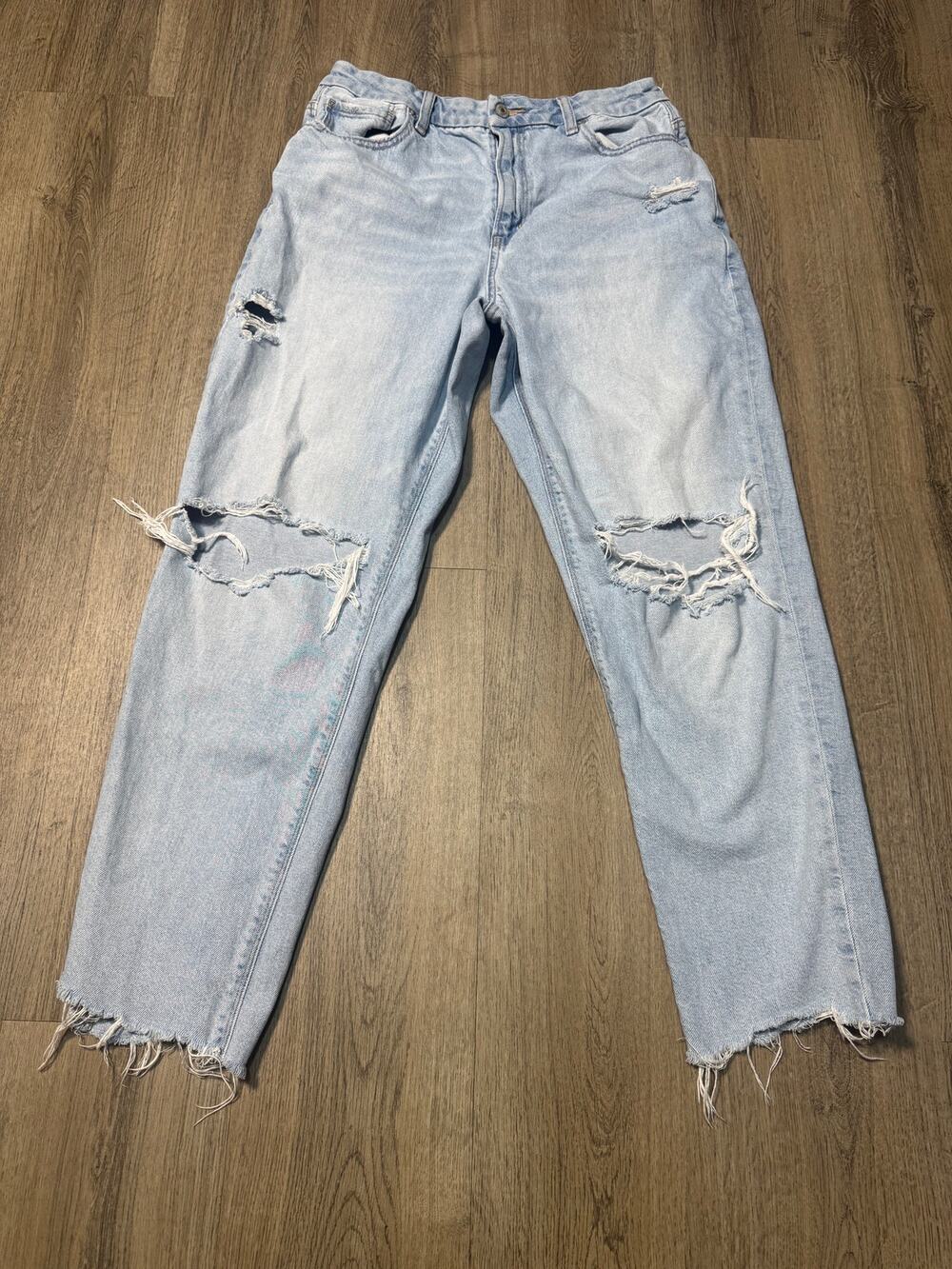 American Eagle Women's Light Wash Curvy Mom Jean